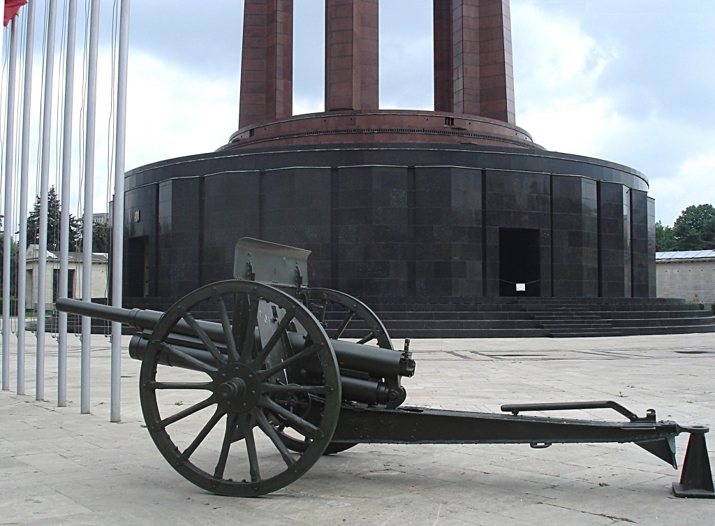 Mausoleul din Parcul Carol este încadrat de tunuri din Primul Război Mondial