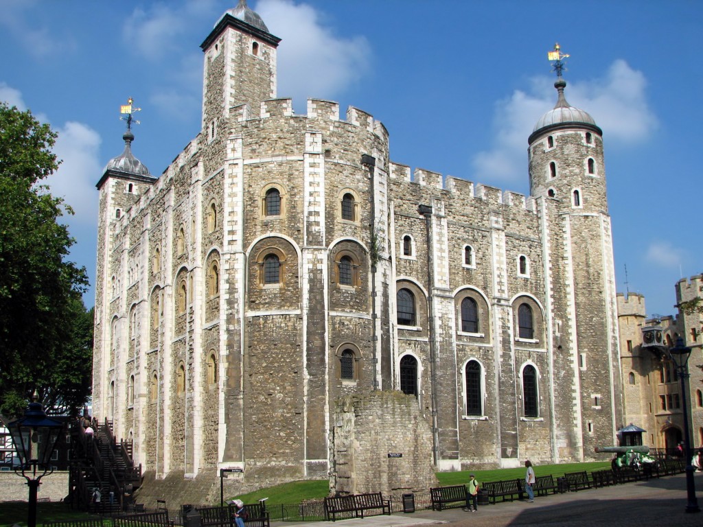 The White Tower în centrul a ceea ce este cunoscut drept Turnul Londrei